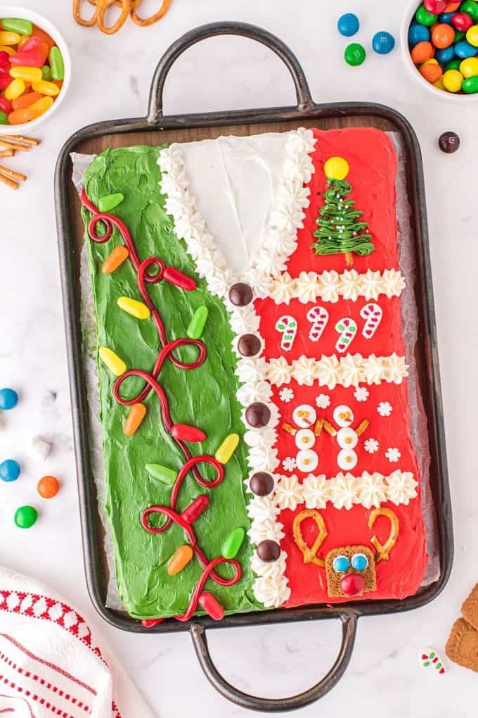 Cake decorated like a festive Christmas sweater.