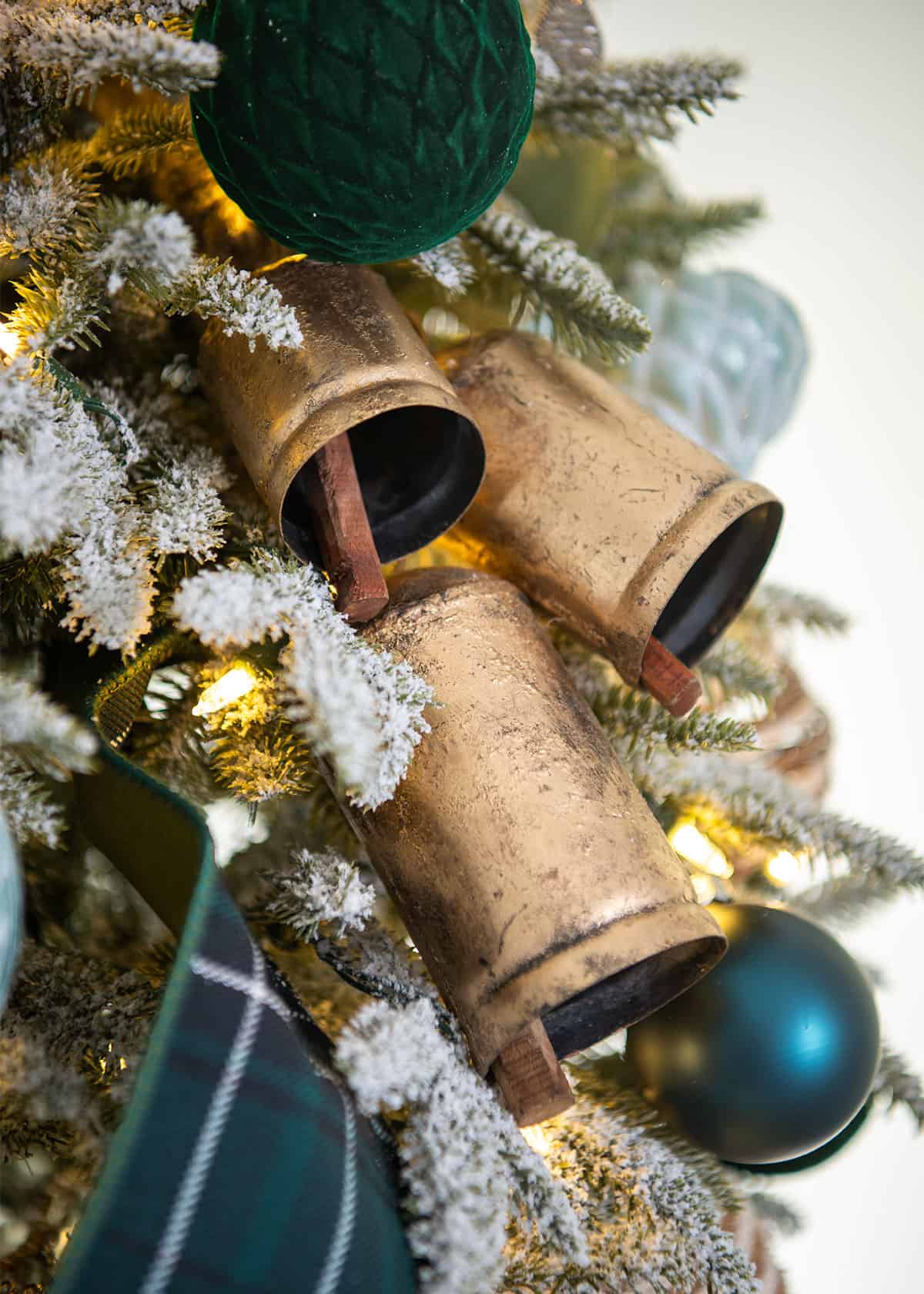 Cottage Style Green Christmas Tree Decorations • Craving Some Creativity, image size:1200x1680